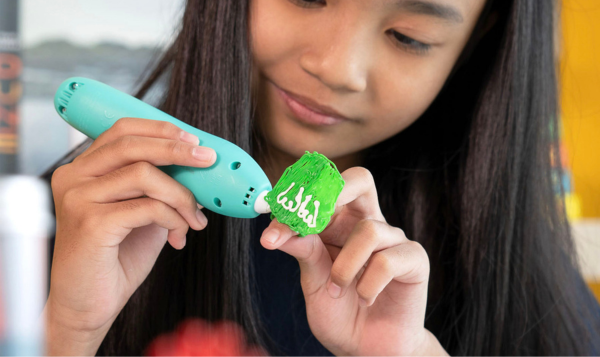 girl playing with 3doodler